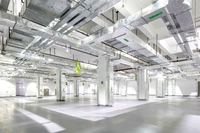 保税 GSP 仓库内景：高位横梁式货架与全喷淋消防覆盖